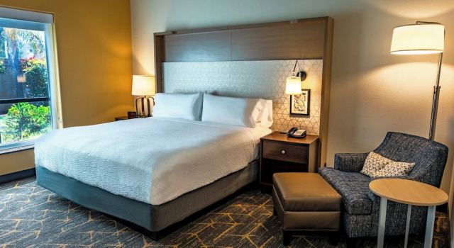 Люкс c 1 комнатой Holiday Inn & Suites Oakland - Airport by IHG