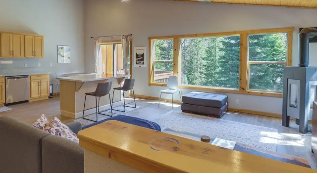 Truckee Retreat w/ Fireplace & Community Amenities, Забронировать Апартаменты/квартира Апартаменты Траков, рядом с Поле для гольфа Coyote Moon, Апартаменты/квартира