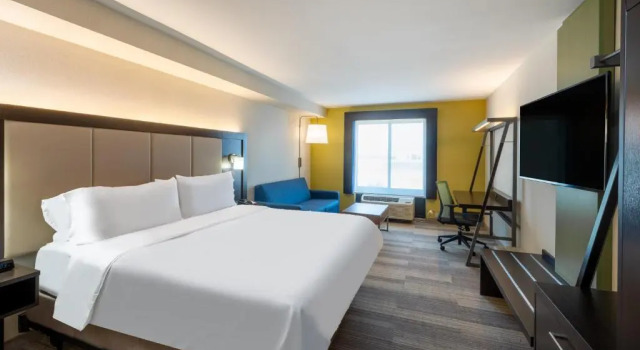Люкс Holiday Inn Express Hotel & Suites Erie an IHG Hotel