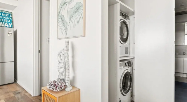 Ocean Views, Deck and Parking at Beach Apartment, Брондау Пәтер Сидней Sydney Region