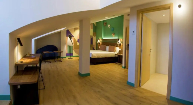 Полулюкс Hotel Plaza De La Paz