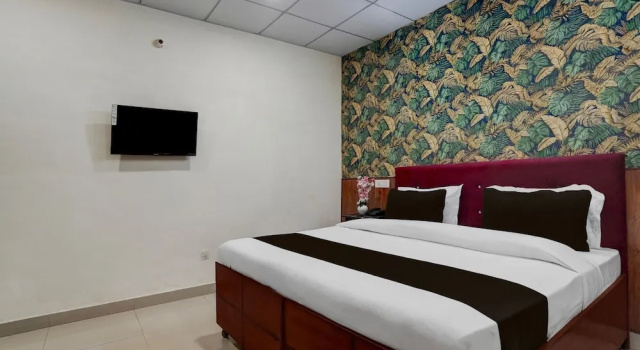 Saver Double Hotel O Sec 58 Hotel Alpha