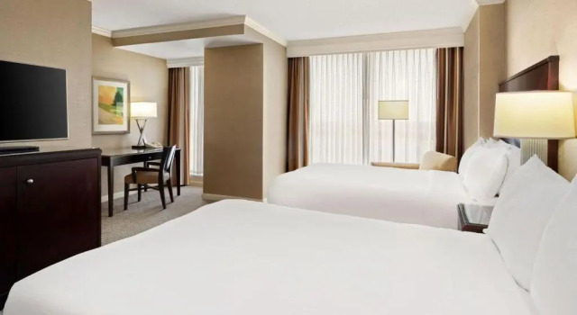 Четырёхместный номер Standard Renaissance Dallas North Hotel