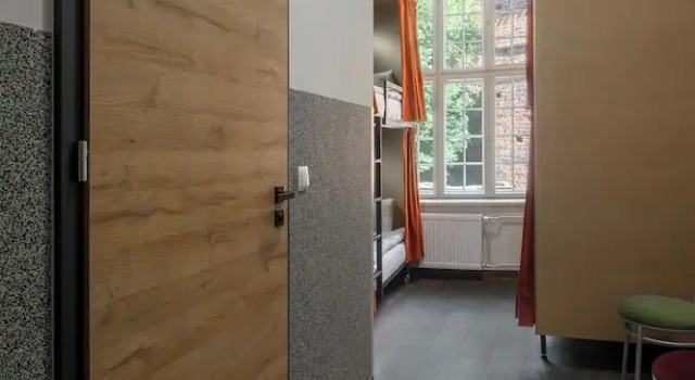 Кровать в общем номере с видом на город Hostel Torun