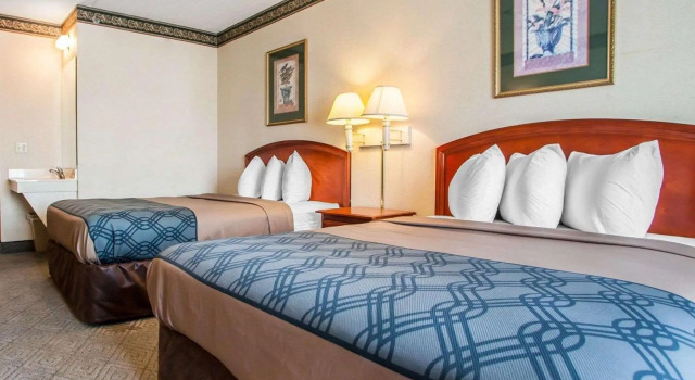 Четырёхместный номер Standard Rodeway Inn & Suites Milwaukee Airport