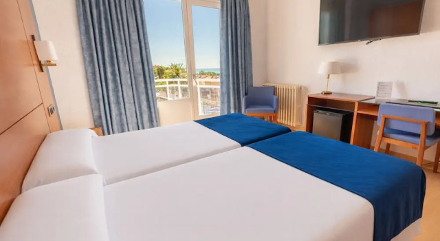 Четырёхместный номер Standard с балконом и с частичным видом на море Hotel Sant Jordi