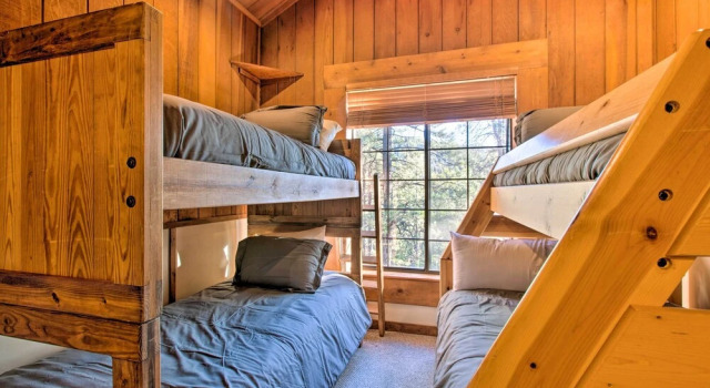 Коттедж Family Cabin w/ Hot Tub: 1 Mi to Angel Fire Resort