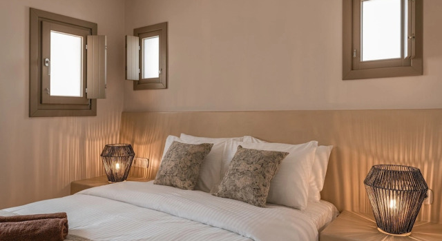 Santorini - Villa - Sleeps 5 - Pool - Parking, Забронировать Вилла Коттеджи Мессария, Коттедж