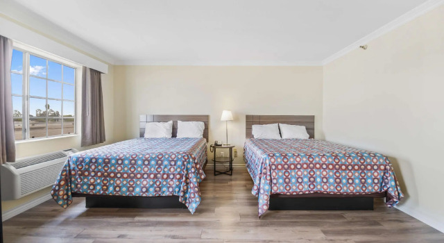 Четырёхместный люкс Econo Lodge Fontana