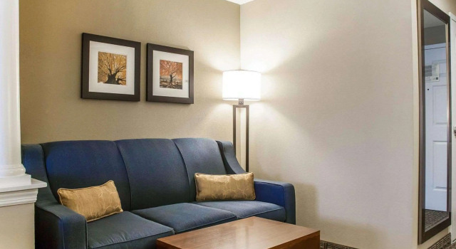 Четырёхместный люкс Business Comfort Inn & Suites Sturbridge-Brimfield