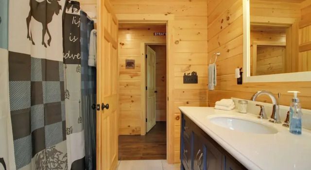Коттедж Londonderry Chalet w/ Deck, Fire Pit & Views!