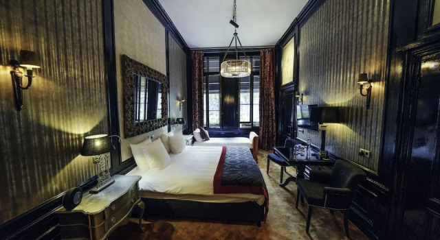 Трёхместный номер Deluxe с видом на канал The Toren Amsterdam, by The Pavilions
