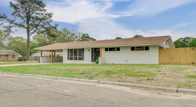 Коттедж Convenient Family-friendly Location: Texarkana Gem