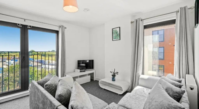 Апартаменты с 2 комнатами New Private Apartment Building Minutes From Heathrow