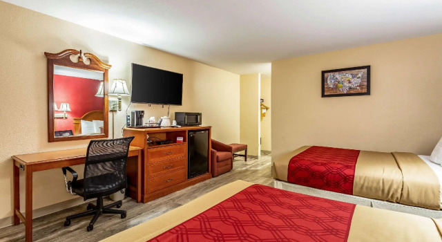 Четырёхместный номер Standard Econo Lodge Inn & Suites Santa Rosa