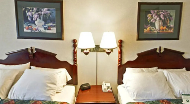 Четырёхместный номер Standard Americas Best Value Inn Waukegan