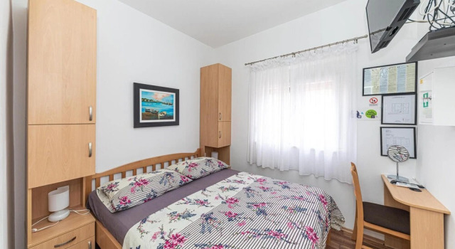 Stunning Home in Poljica With Wifi and 4 Bedrooms, Rezerwuj Hotel Hotele w Split-Dalmatia County z parkingiem, Parking
