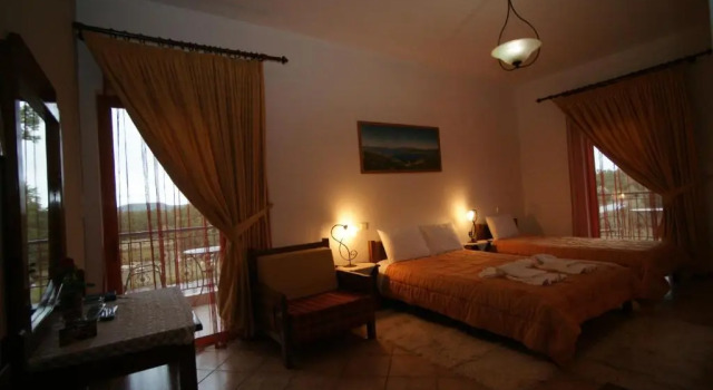 Семейная студия с видом на озеро Orama Hotel - Serene Lake Plastira Retreat with Stunning Views