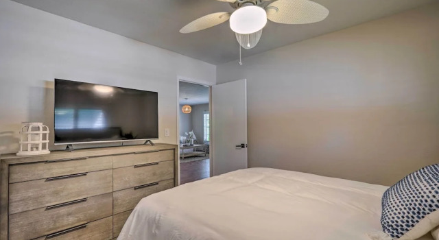 Naples Oasis w/ Screened Pool, Bike to Beach!