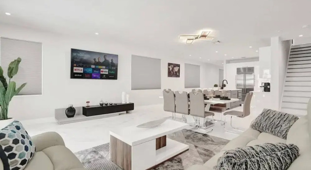 4BR w htd Pool Walk to Las Olas 5mins to Beach, Забронировать Дом для отпуска Отели Форт-Лодердейл с парковкой, рядом с Театр Andrews Living Art Studio, Парковка