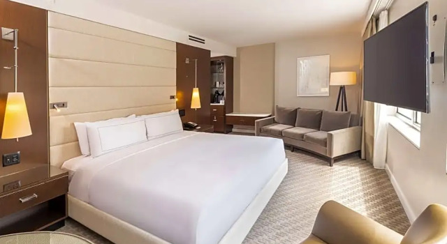 Двухместный номер Premium Mobility / Hearing Accessible tub The Statler Dallas, Curio Collection By Hilton