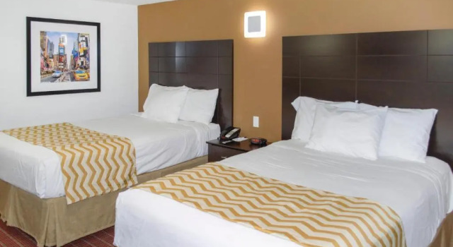 Четырёхместный номер Standard Travelodge by Wyndham Manhasset