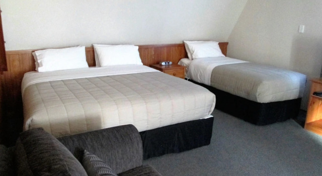 Двухместная студия с балконом Colonial Motel