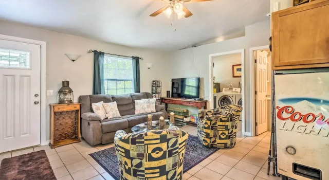 2 Mi to Beach: Canal-front Home in Hudson!, 预订 酒店 哈得孙 佛罗里达州