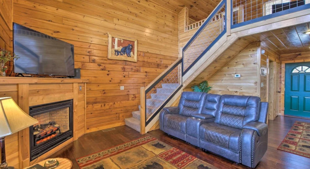 Gatlinburg Cabin w/ Pool Table & Hot Tub!