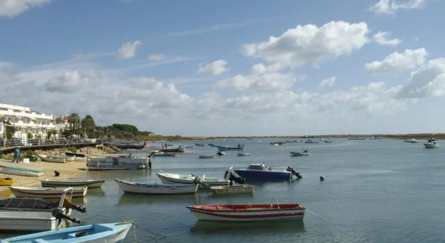 Апартаменты 800m From the Boat to Praia das Cabanas, With Pool, Terrace, Wifi and air con