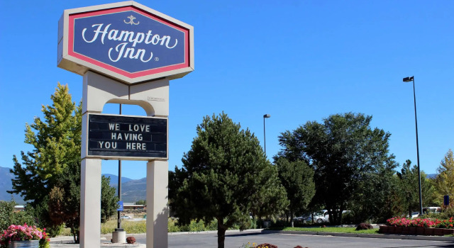 Кровать в общем номере Hampton Inn Taos
