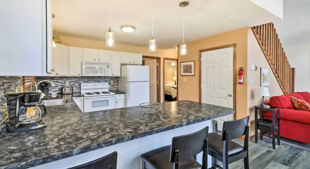 Коттедж Home in Arrowhead Lake Pocono PA - Lake Access, Hot Tub, Fire Pit, and Amenities Included