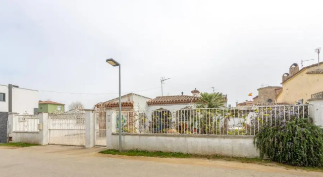 Goldhome - Montgri 117, Забронировать Отель Отели Alt Empordà с парковкой, Парковка