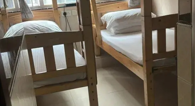 Postel ve společném pokoji Gold Keep Hostel