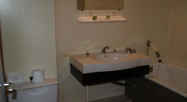 Трёхместный номер Standard Logis Hôtel Le Saint Clément