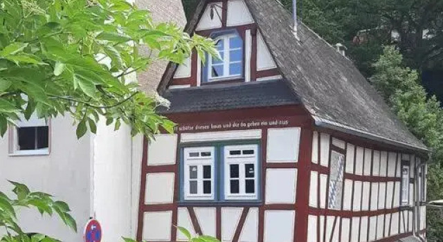 Geschichte trifft Moderne - Fachwerkhaus Bacharach, Забронировать Отель Отели Долины Среднего Рейна с парковкой, Парковка