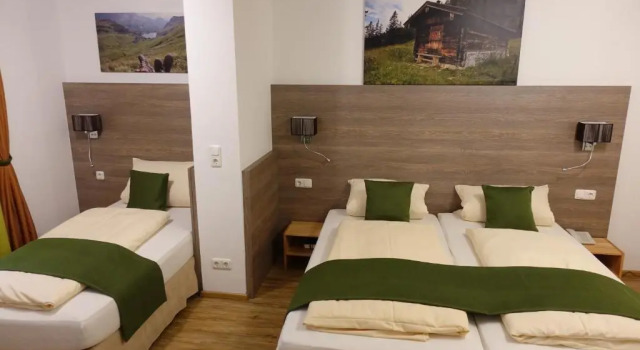 Четырёхместный номер Standard Altstadthotel "Zum Hechten"