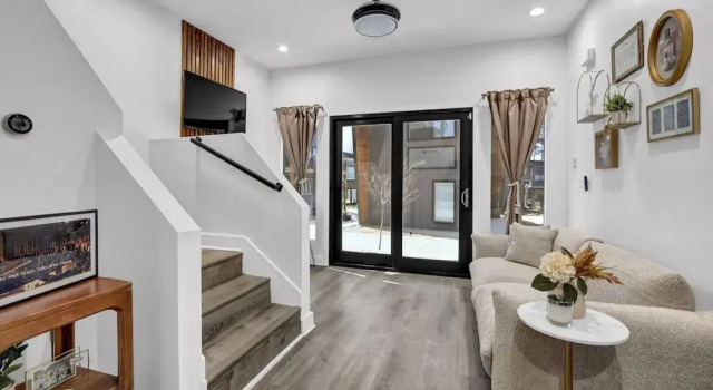 The Business Bungalow-5 Mins From Airport, Book Feriehus Red Oak USA