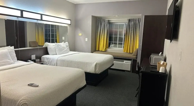 Четырёхместный номер Standard с видом на реку Microtel Inn & Suites by Wyndham Quincy Downtown - River Area