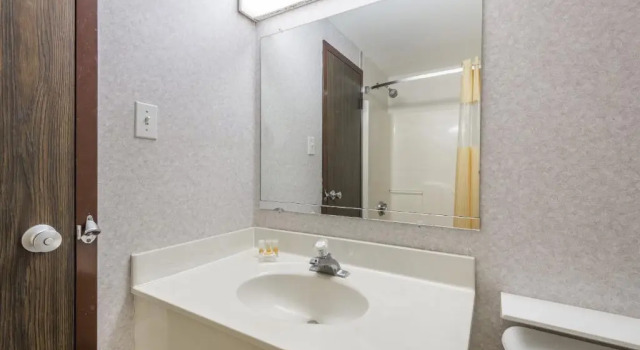Четырёхместный номер Standard Days Inn by Wyndham Berlin Meriden