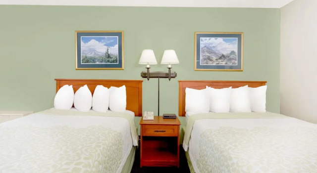 Четырёхместный номер Standard с балконом Days Inn by Wyndham Cedar Falls- University Plaza