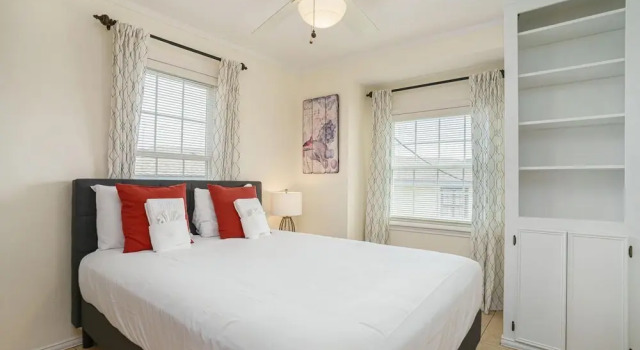 Experience Dolphin Cove Canal House in Freeport, Book Hotel Hoteller i Surfside Beach med parkering, Parkering