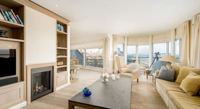 Stunning Penthouse With Free Parking and sea View