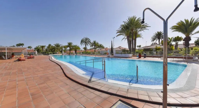 Bungalow Sun Club EM259A by VillaGranCanaria, Забронировать Отель Отели Плайя дель Инглес с бассейном, рядом с Экуменический храм Эль-Сальвадор, Бассейн