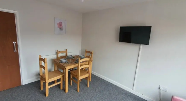 Room in Guest Room - Big Double Room in Stoke City, Забронировать Гостевой дом Сток-он-Трент Стаффордшир, рядом с Northwood Stadium