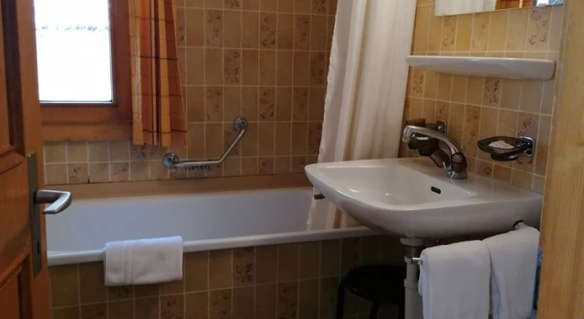 Трёхместный номер Petit Helvetia Budget Hotel
