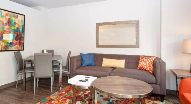 Oakwood Seattle South Lake Union, Забронировать Отель Отели Сиэтла с парковкой, рядом с Стеклянный сад Чихули, Парковка