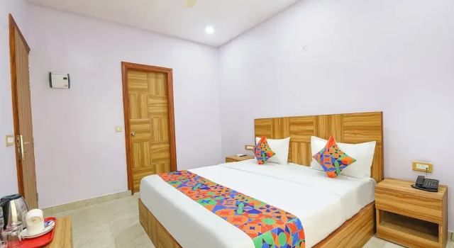 Номер Deluxe FabHotel AR Prime- Nr. Emaar Palm Heights Gurgaon