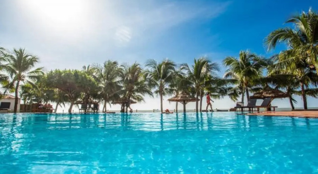 Четырёхместный номер Standard с красивым видом из окна Pacific Beach Resort