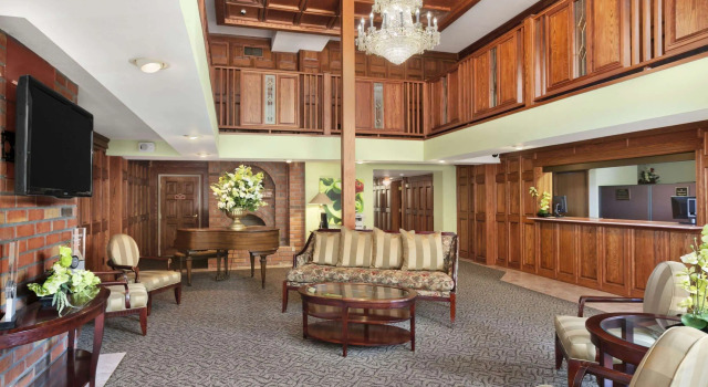 Ramada by Wyndham Saginaw Hotel & Suites, Rezervați Hotel Saginaw Michigan